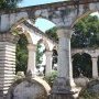 Les détails des colonnes qui font la beauté de ce tombeau.