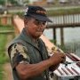 Le colonel RAKOTOSALAMA devant son boitier de commande.
