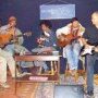 Cinq virtuoses qui se sont rejoints pour « faire parler » leurs guitares .